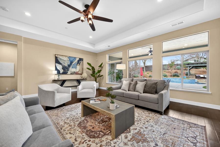 1409 W Colonial Parkway W