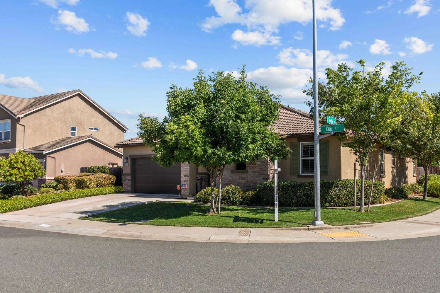 905 Ellis Circle