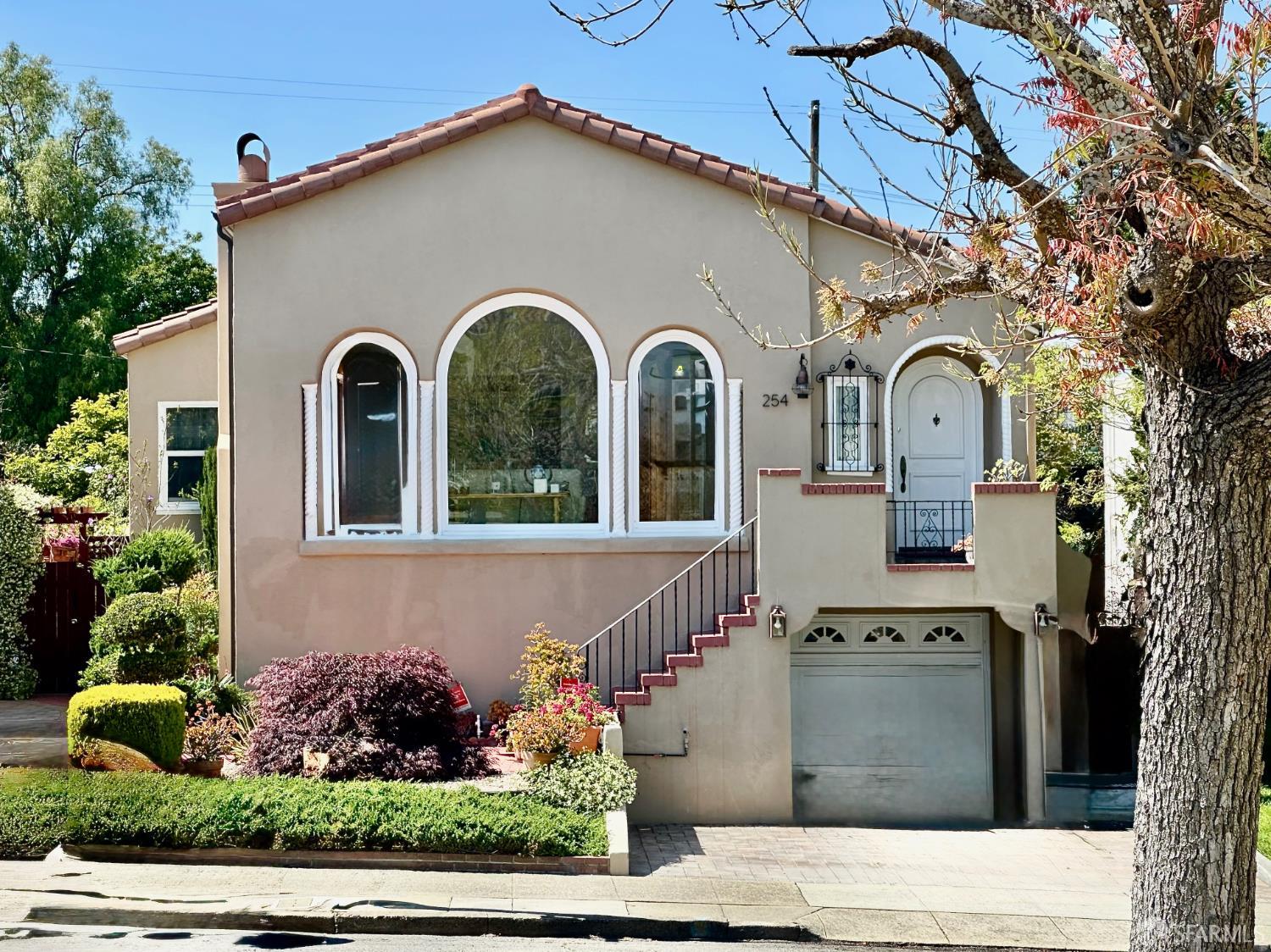 254 La Cruz Avenue