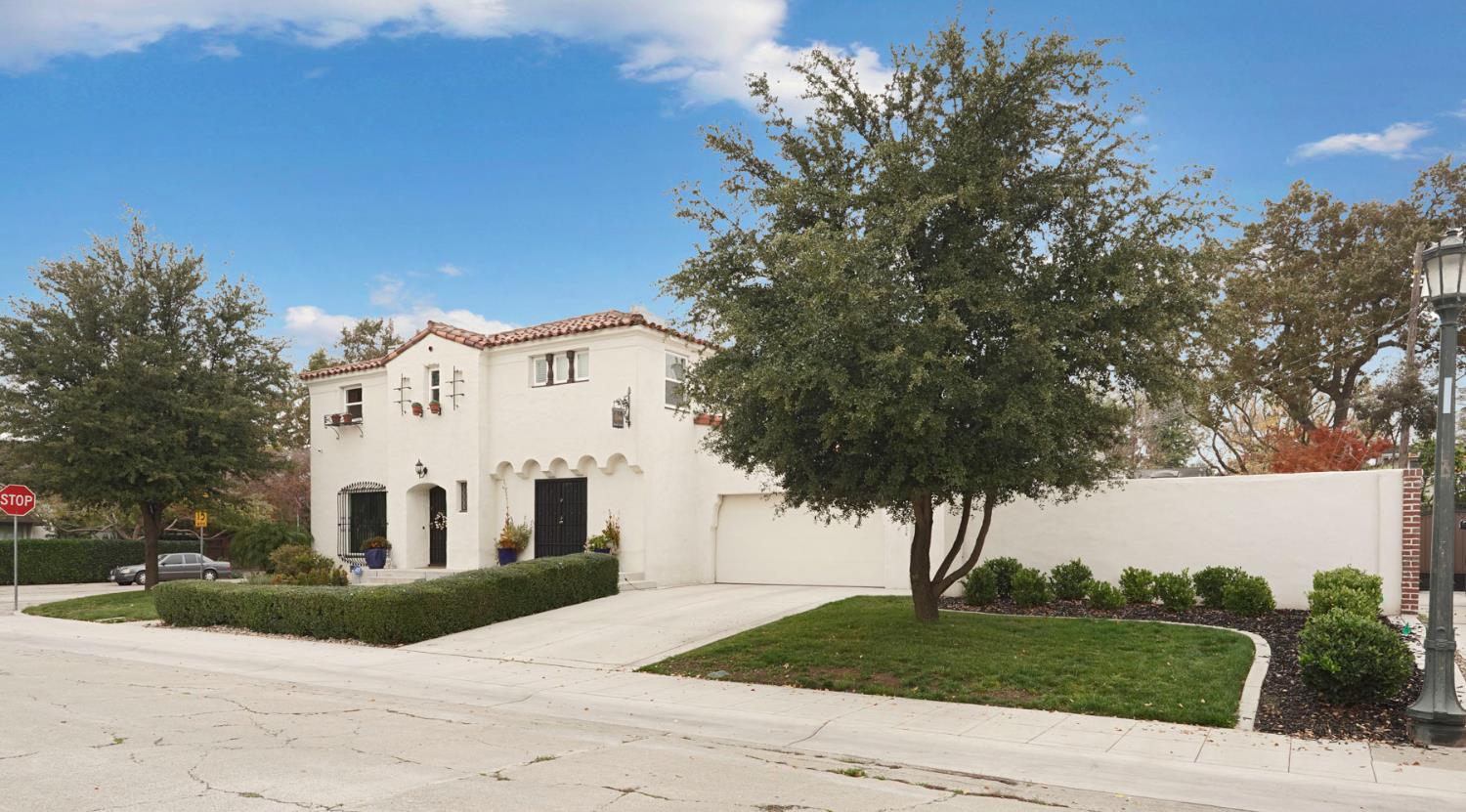 2634 Clarendon Avenue