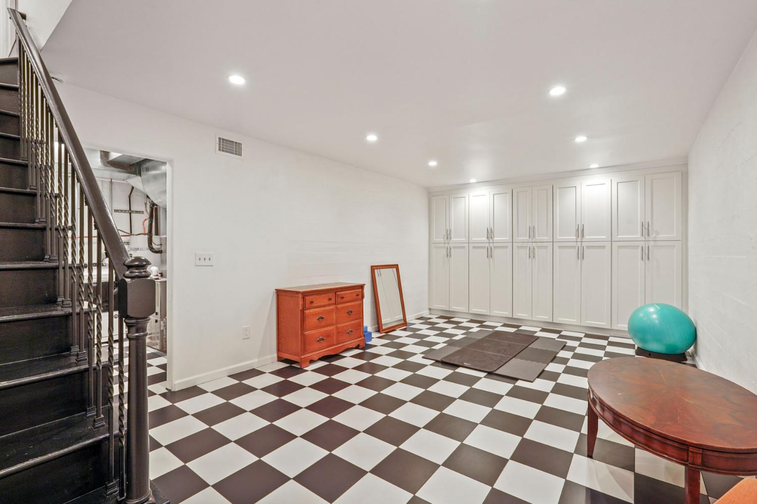 2634 Clarendon Avenue