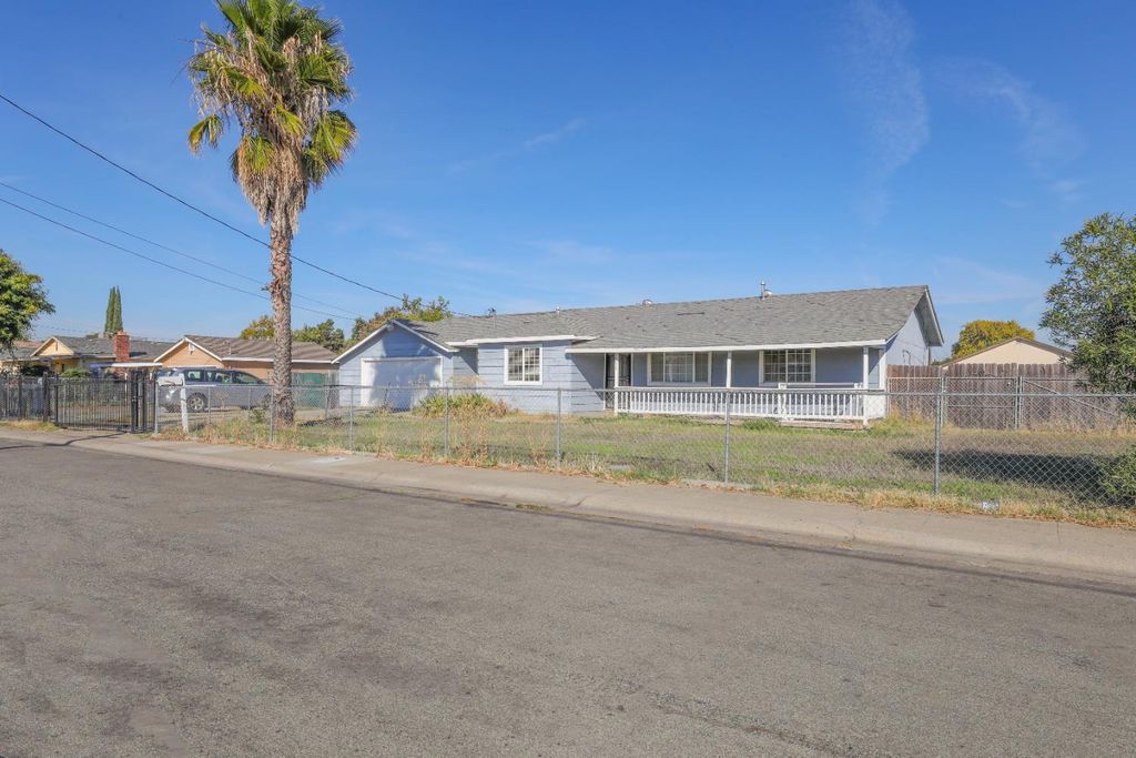 Photo of 2827 Toy Avenue, Sacramento, CA 95822 (MLS # 226007529)