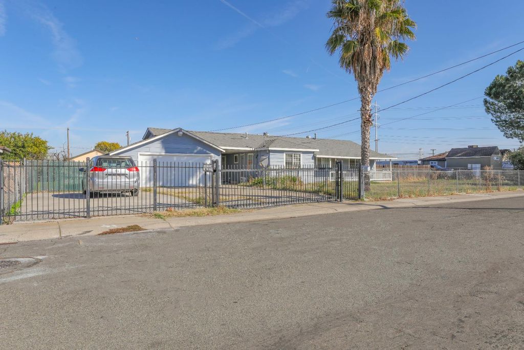 Photo of 2827 Toy Avenue, Sacramento, CA 95822 (MLS # 226007529)