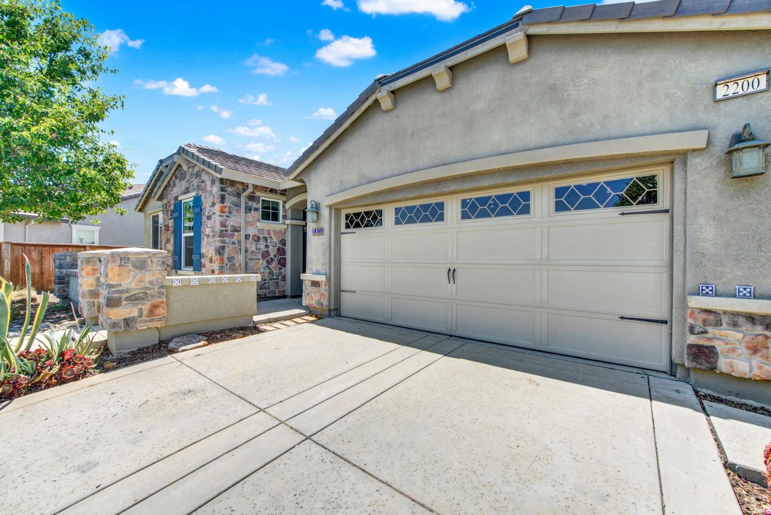 2200 Russell Circle