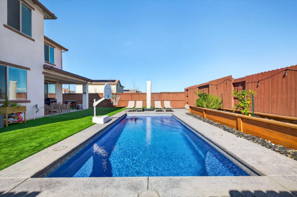 Photo of 6001 Oberlander Drive, Roseville, CA 95747 (MLS # 226017578)