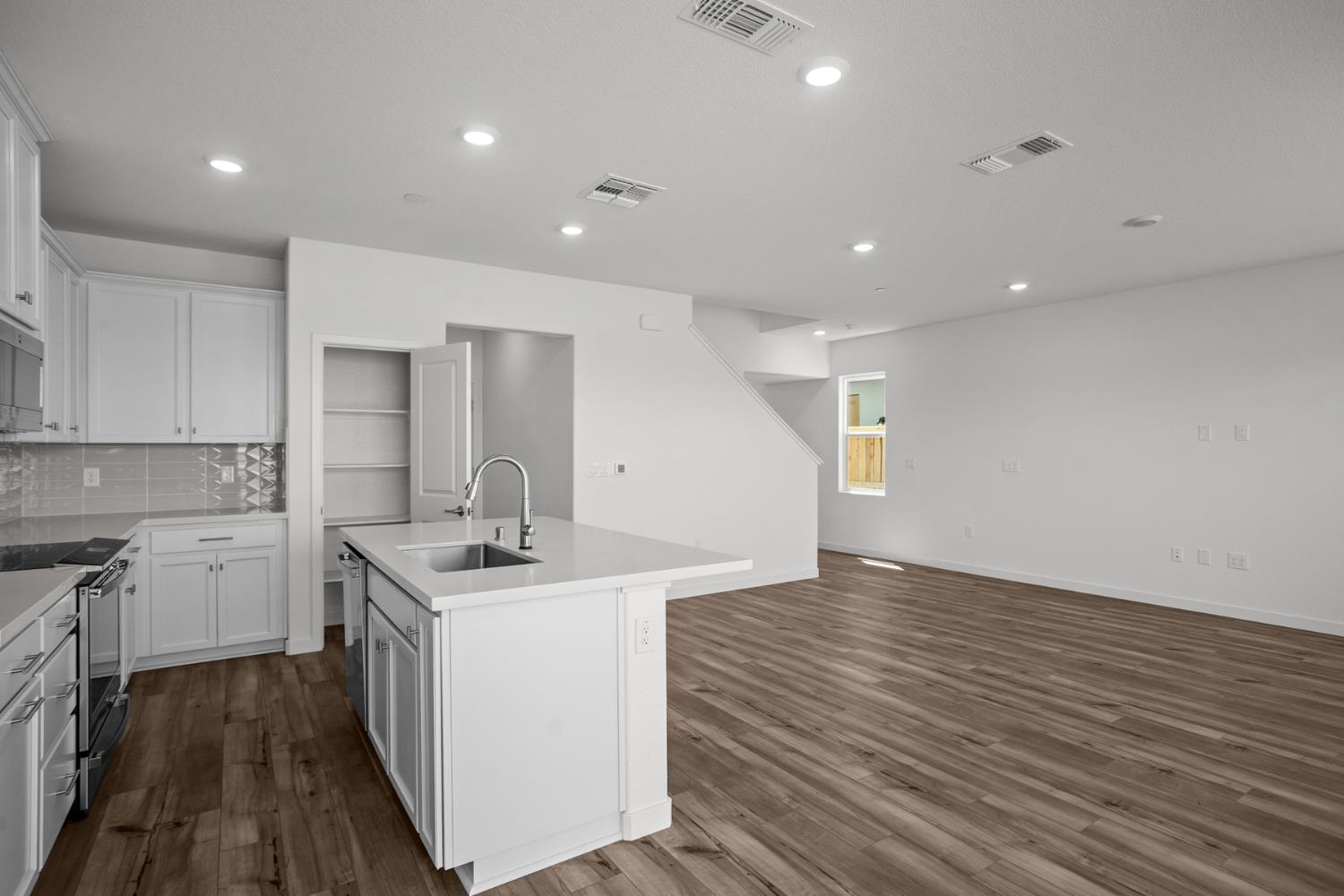 5637 Tres Piezas Drive
