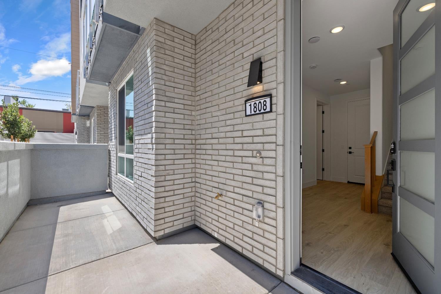 1808 Loft Walk