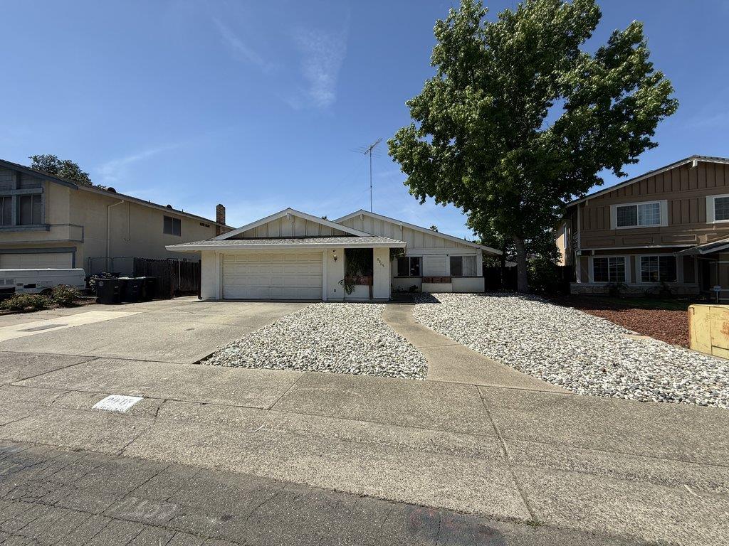 8045 Mesa Oak Way