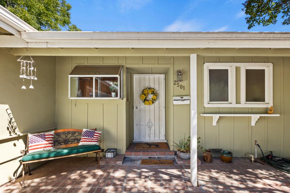 2501 Los Feliz Way
