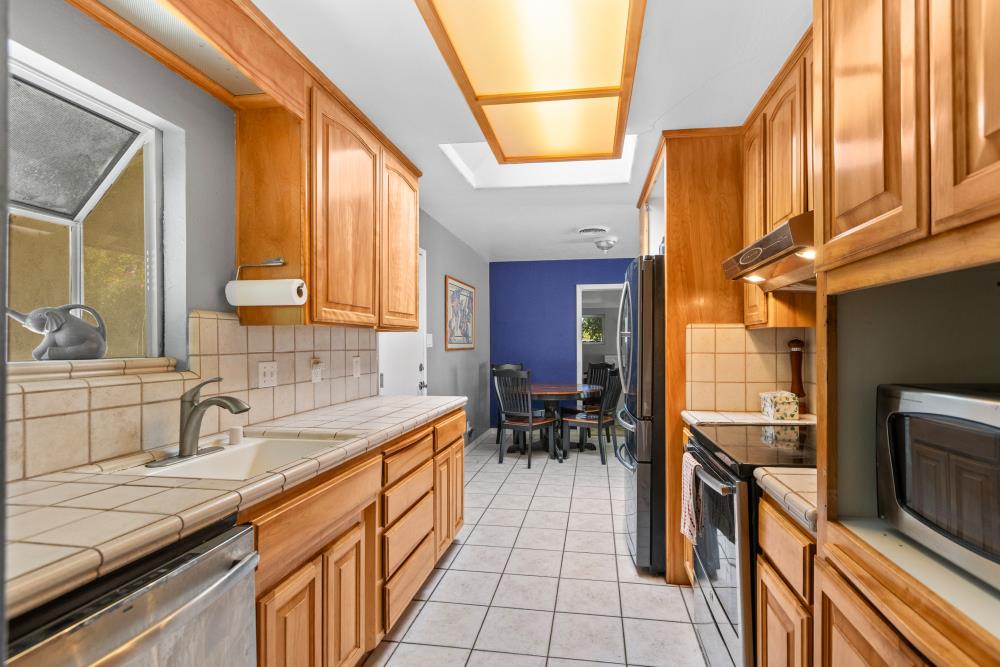 2501 Los Feliz Way