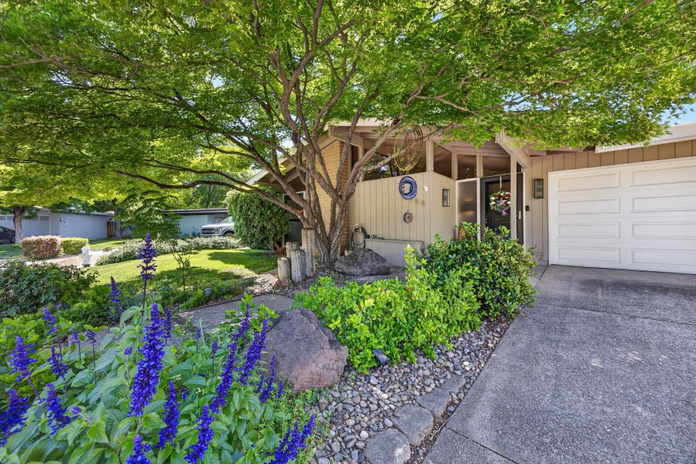 8756 Contemporary Court