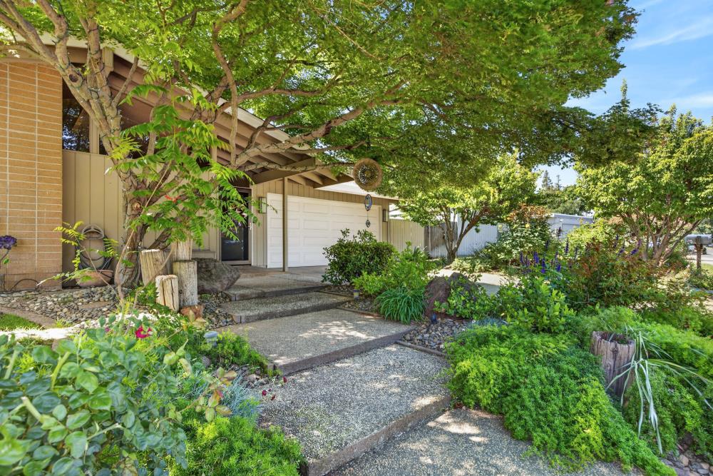 8756 Contemporary Court