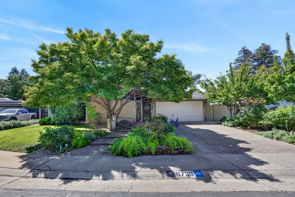 8756 Contemporary Court