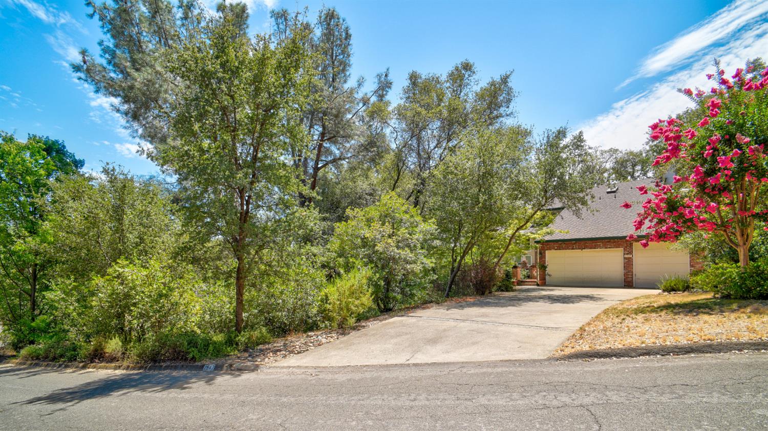 2547 Lakeridge Oaks Drive