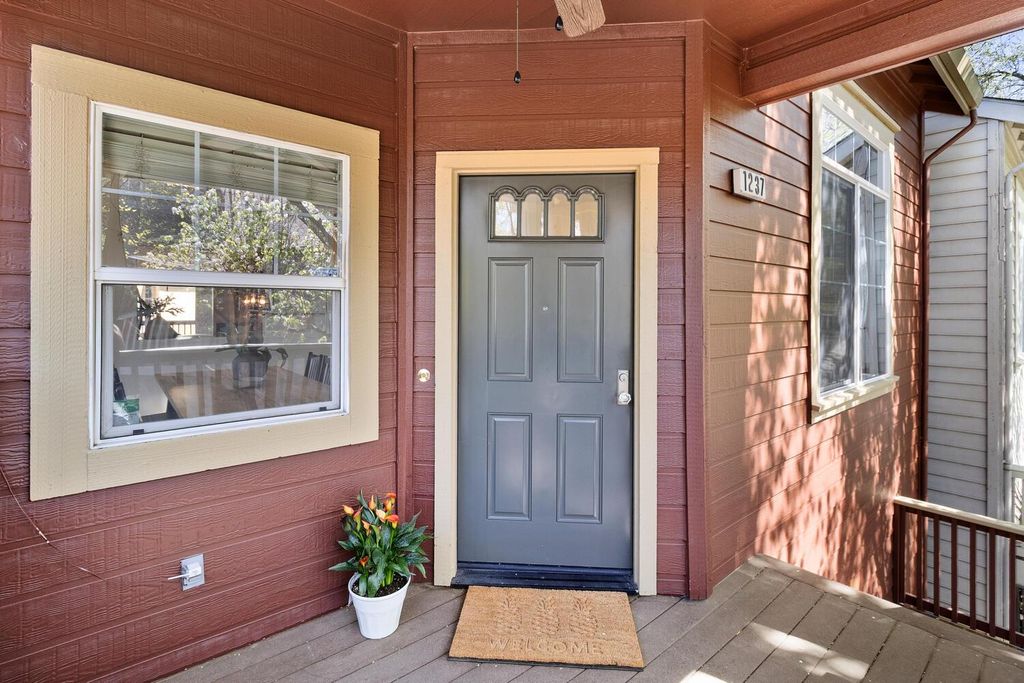 Photo of 1237 Kondos Avenue, Sacramento, CA 95814 (MLS # 226032590)