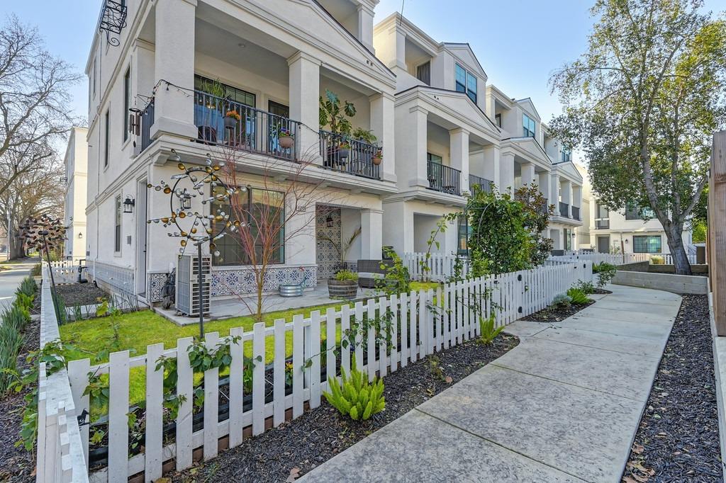 1215 Albright Walk