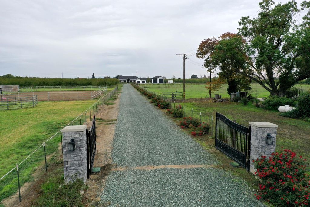 Photo of 16464 Fox Road, Lodi, CA 95240 (MLS # 225137501)