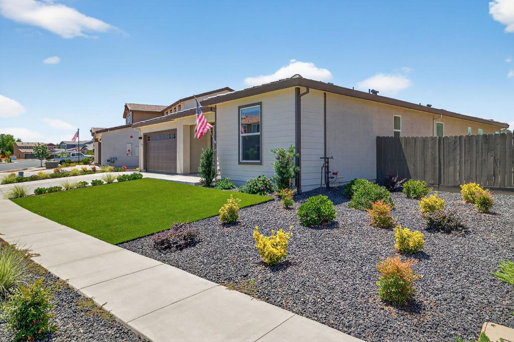 Photo of 784 Cross Creek Lane, Lincoln, CA 95648 (MLS # 226016703)