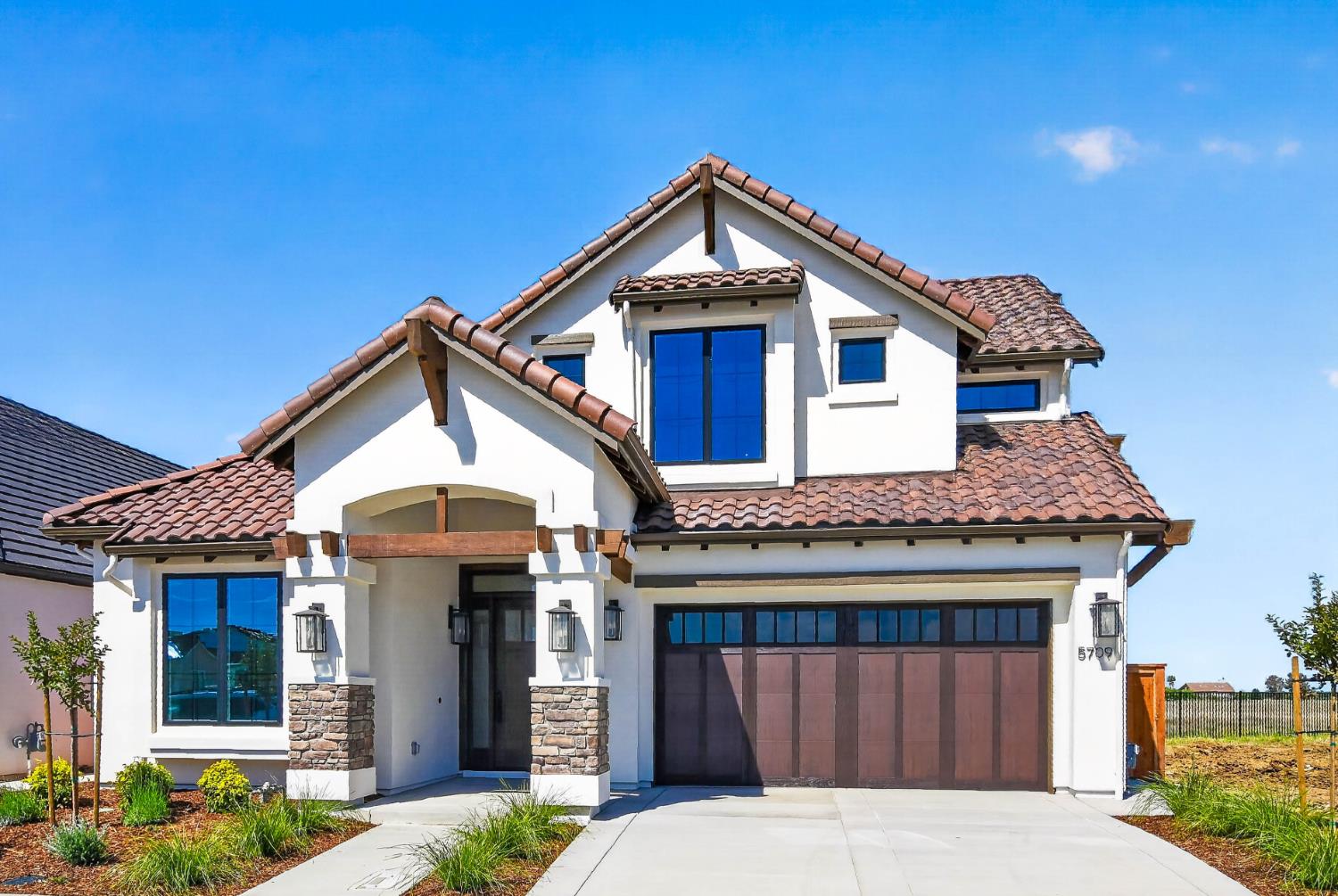 5709 Thomson Loop