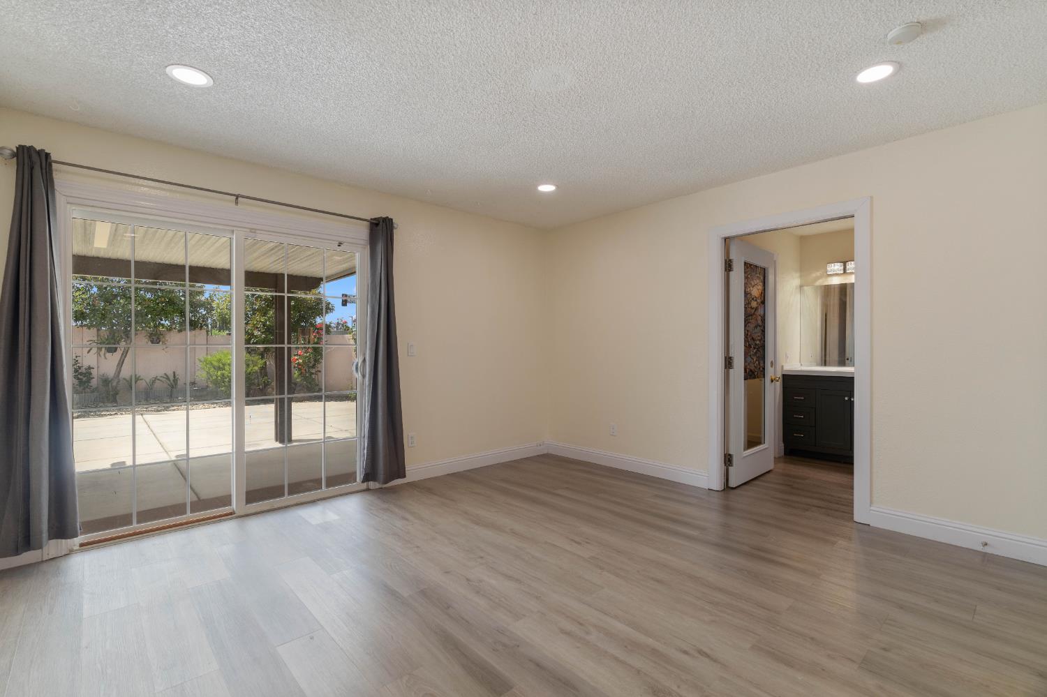 Sacramento, California 95828, United States, 3 Bedrooms Bedrooms, ,2 BathroomsBathrooms,Residential,Active,130643