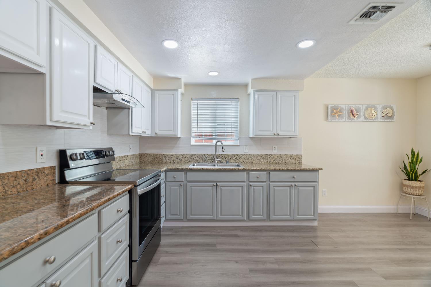 Sacramento, California 95828, United States, 3 Bedrooms Bedrooms, ,2 BathroomsBathrooms,Residential,Active,130643