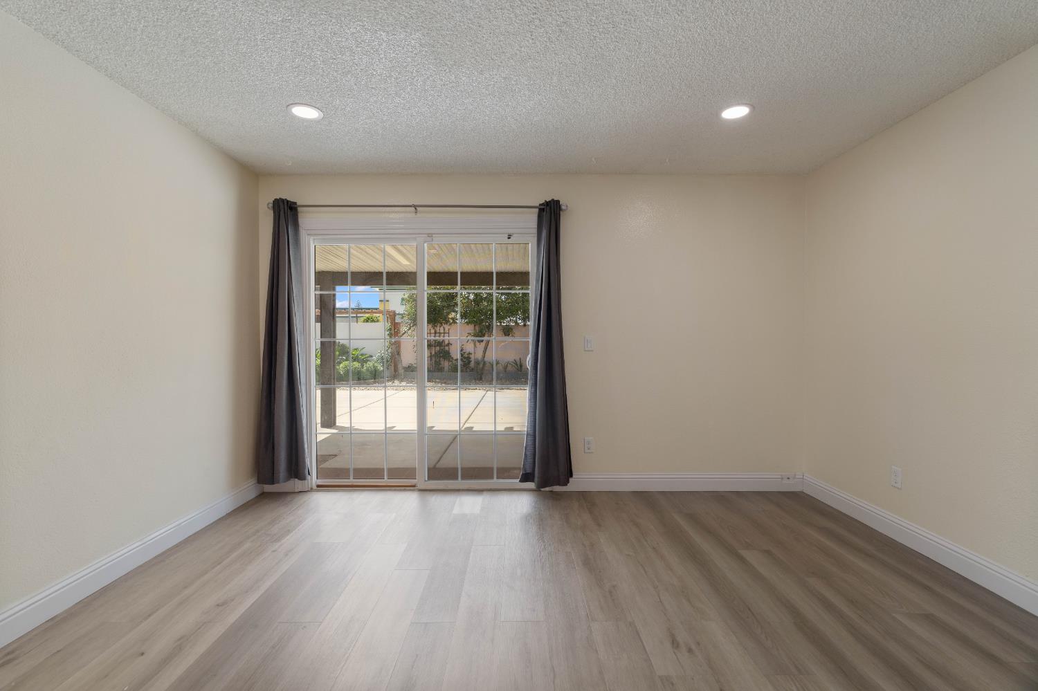 Sacramento, California 95828, United States, 3 Bedrooms Bedrooms, ,2 BathroomsBathrooms,Residential,Active,130643