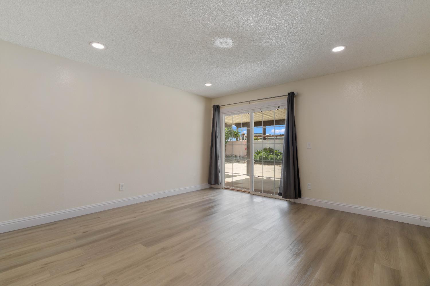 Sacramento, California 95828, United States, 3 Bedrooms Bedrooms, ,2 BathroomsBathrooms,Residential,Active,130643