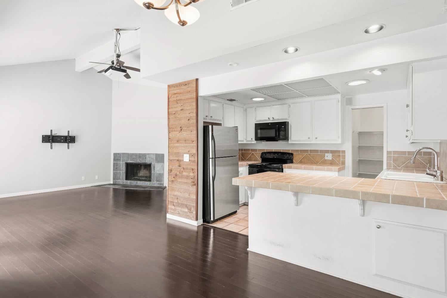 7945 La Riviera Dr