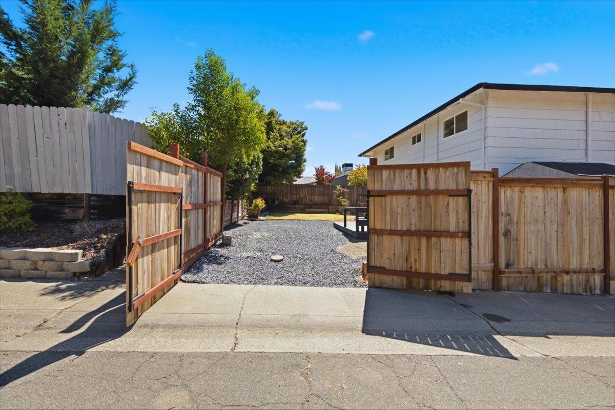 6701 Hillglen Way