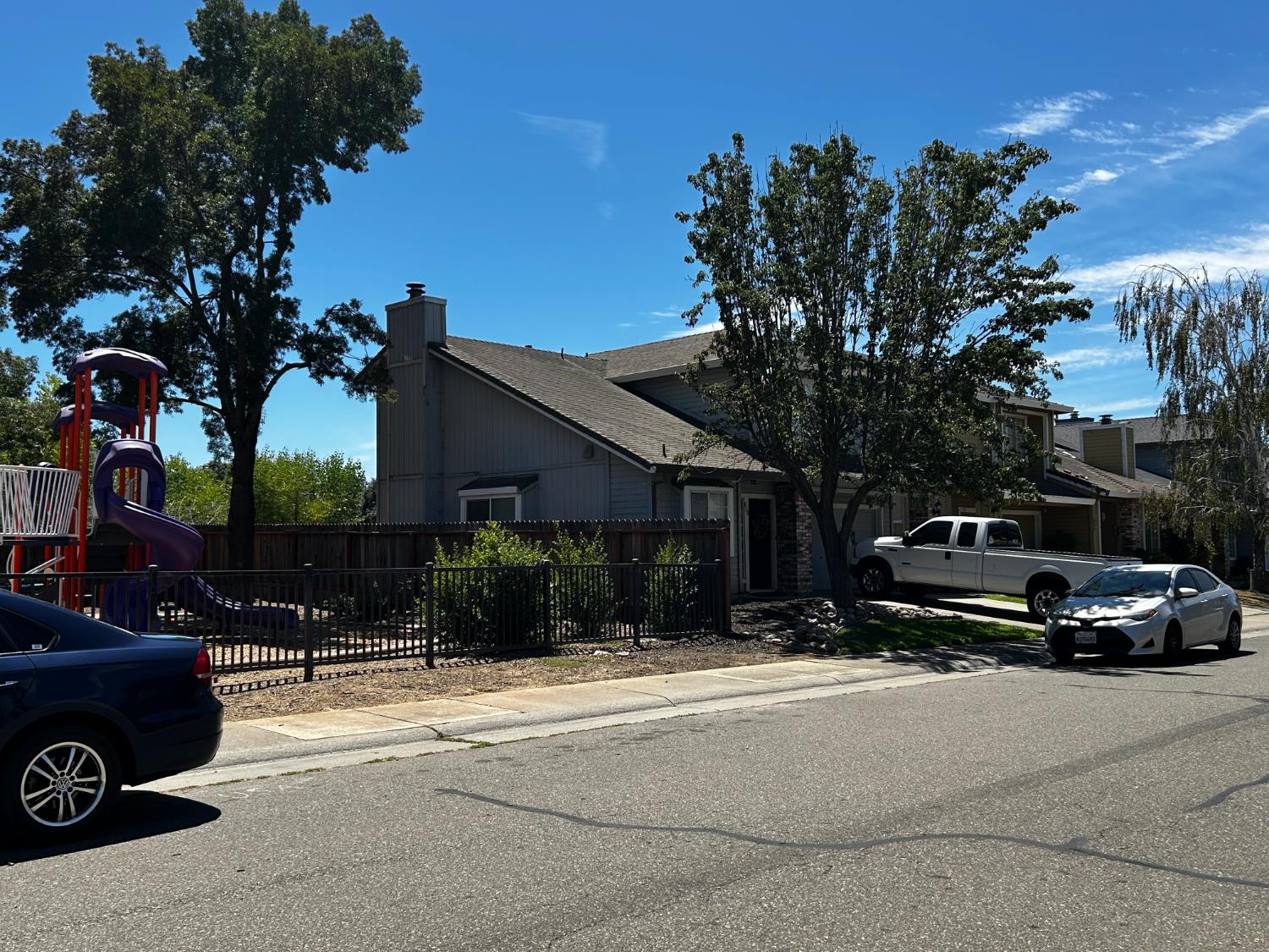 828 Lyonia Drive