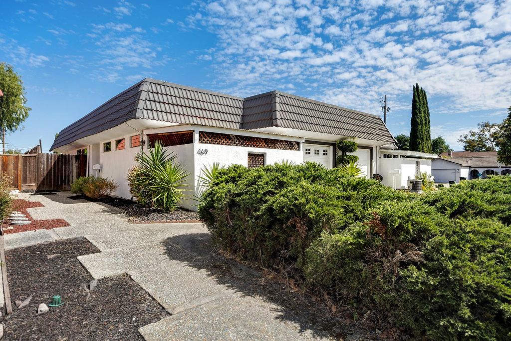 Photo of 469 Glacier Drive, Martinez, CA 94553 (MLS # 226035243)