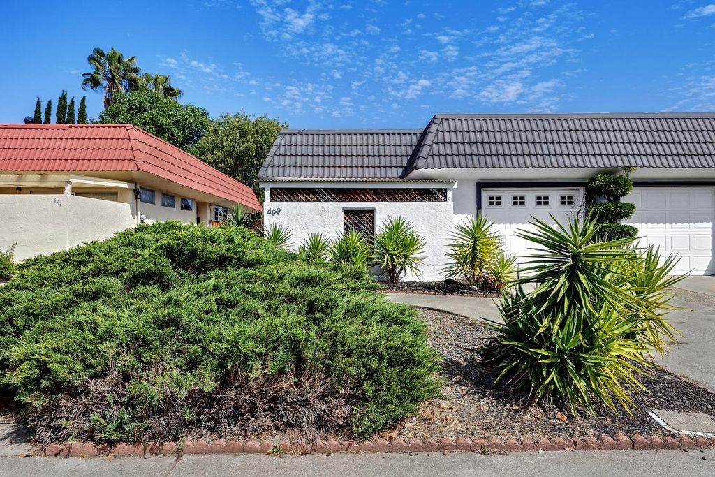 Photo of 469 Glacier Drive, Martinez, CA 94553 (MLS # 226035243)