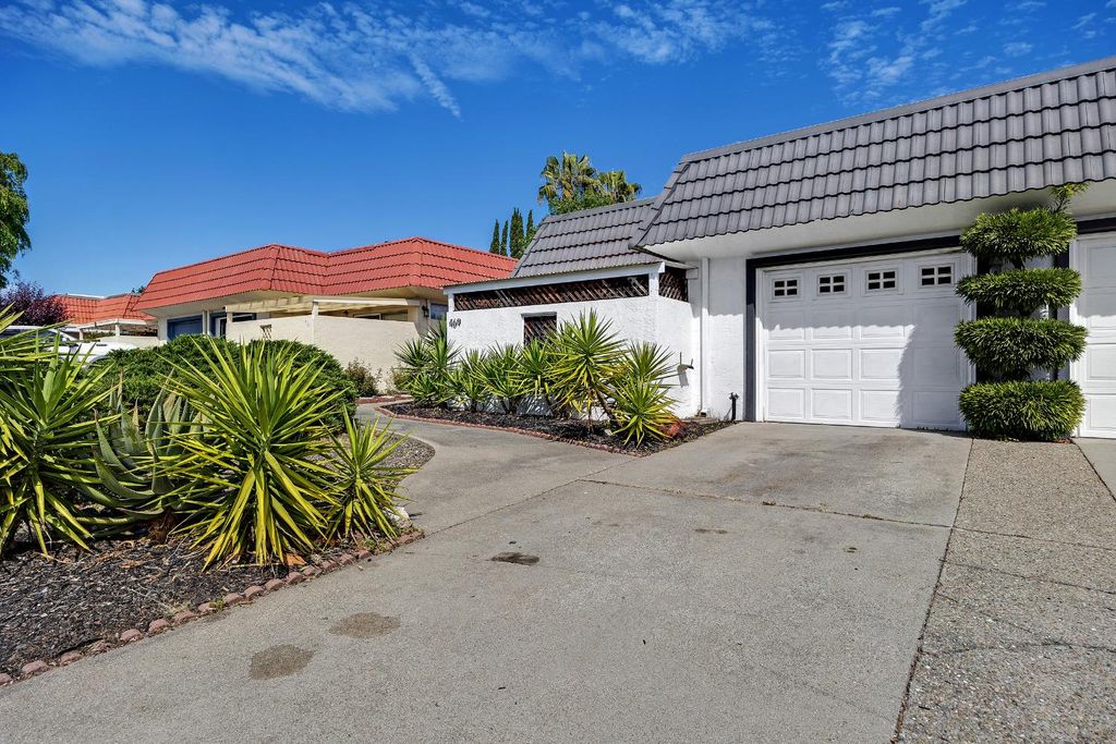 Photo of 469 Glacier Drive, Martinez, CA 94553 (MLS # 226035243)