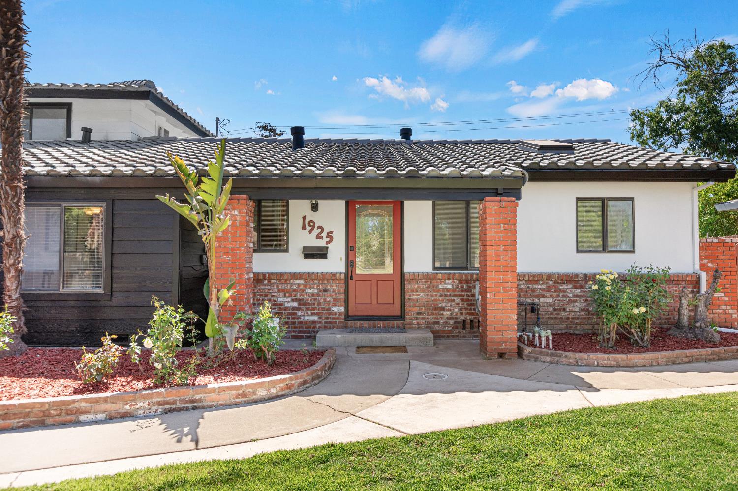 1925 Woodstock Way
