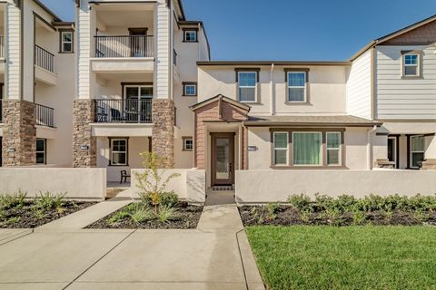 3074 Seaspray Walk Sacramento CA 95833