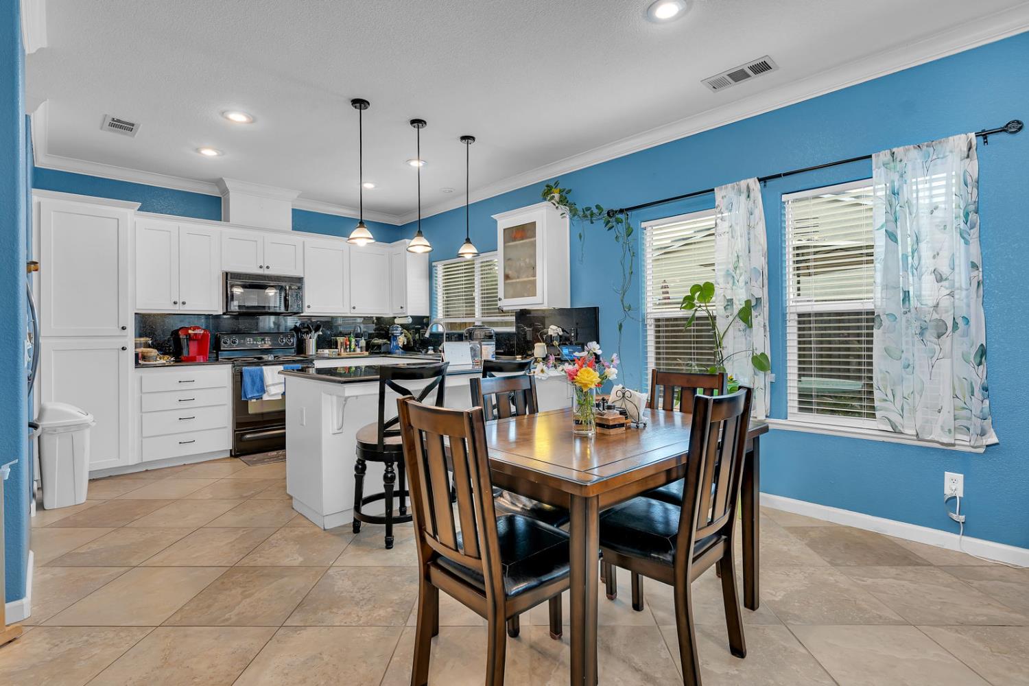 Los Banos, California 93635, United States, 3 Bedrooms Bedrooms, ,2 BathroomsBathrooms,Residential,Active,243075