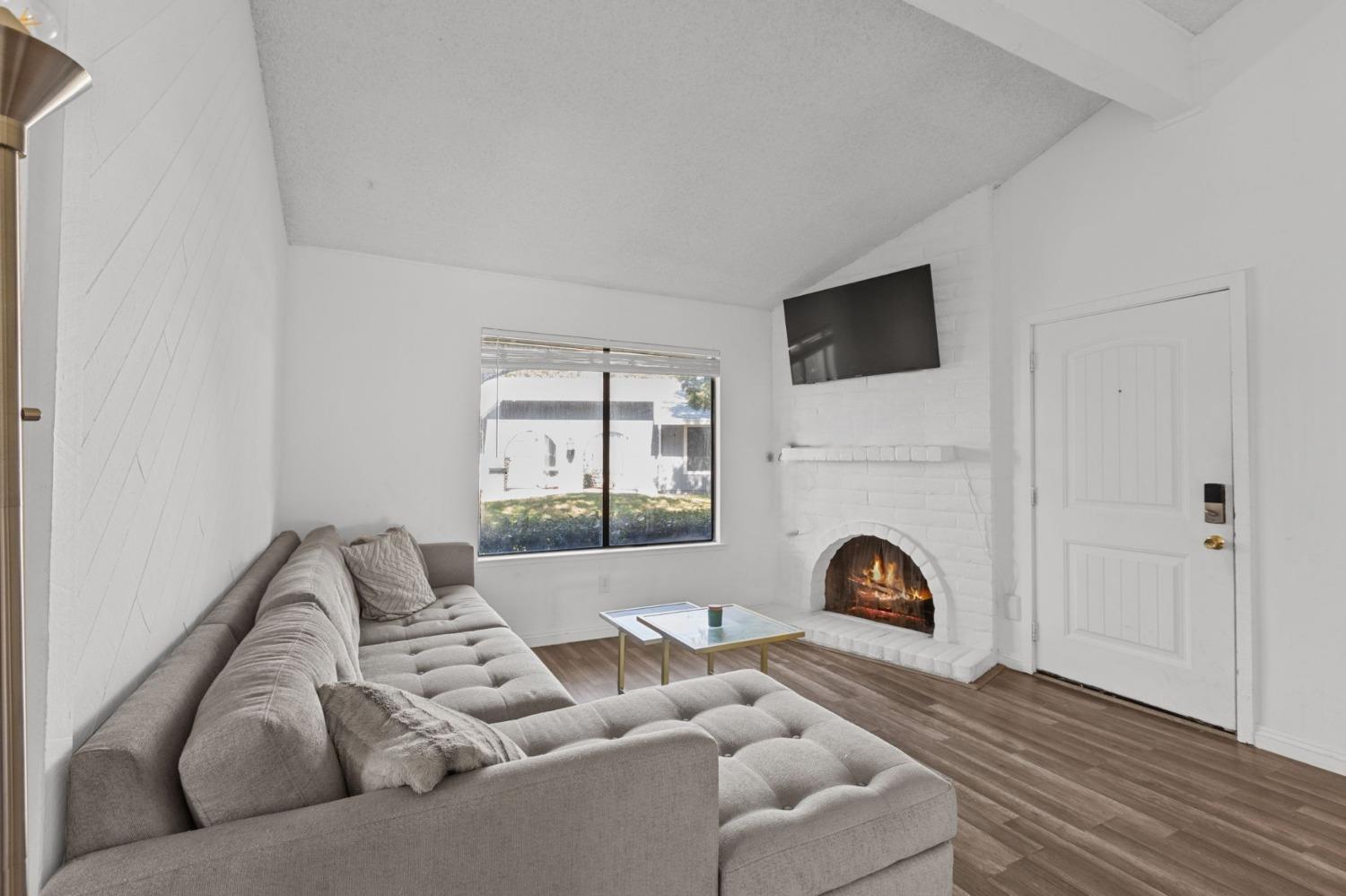 1326 Oak Terrace Court 2