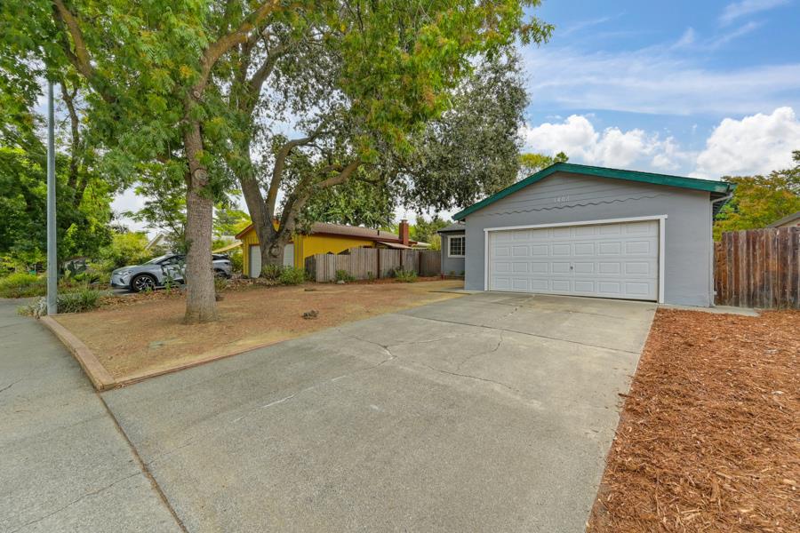 1402 Spruce Lane