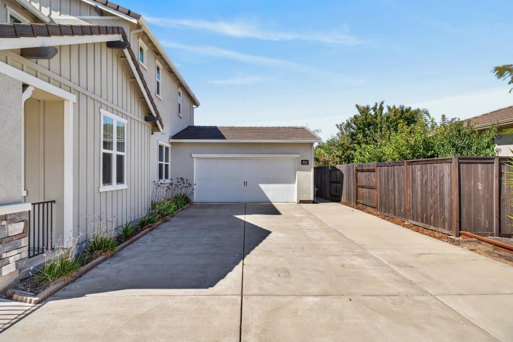 10070 Red Tail Hawk Way