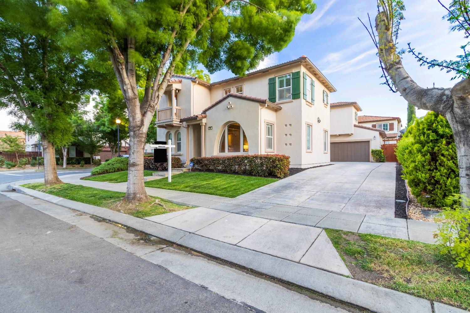306 W Conejo Avenue