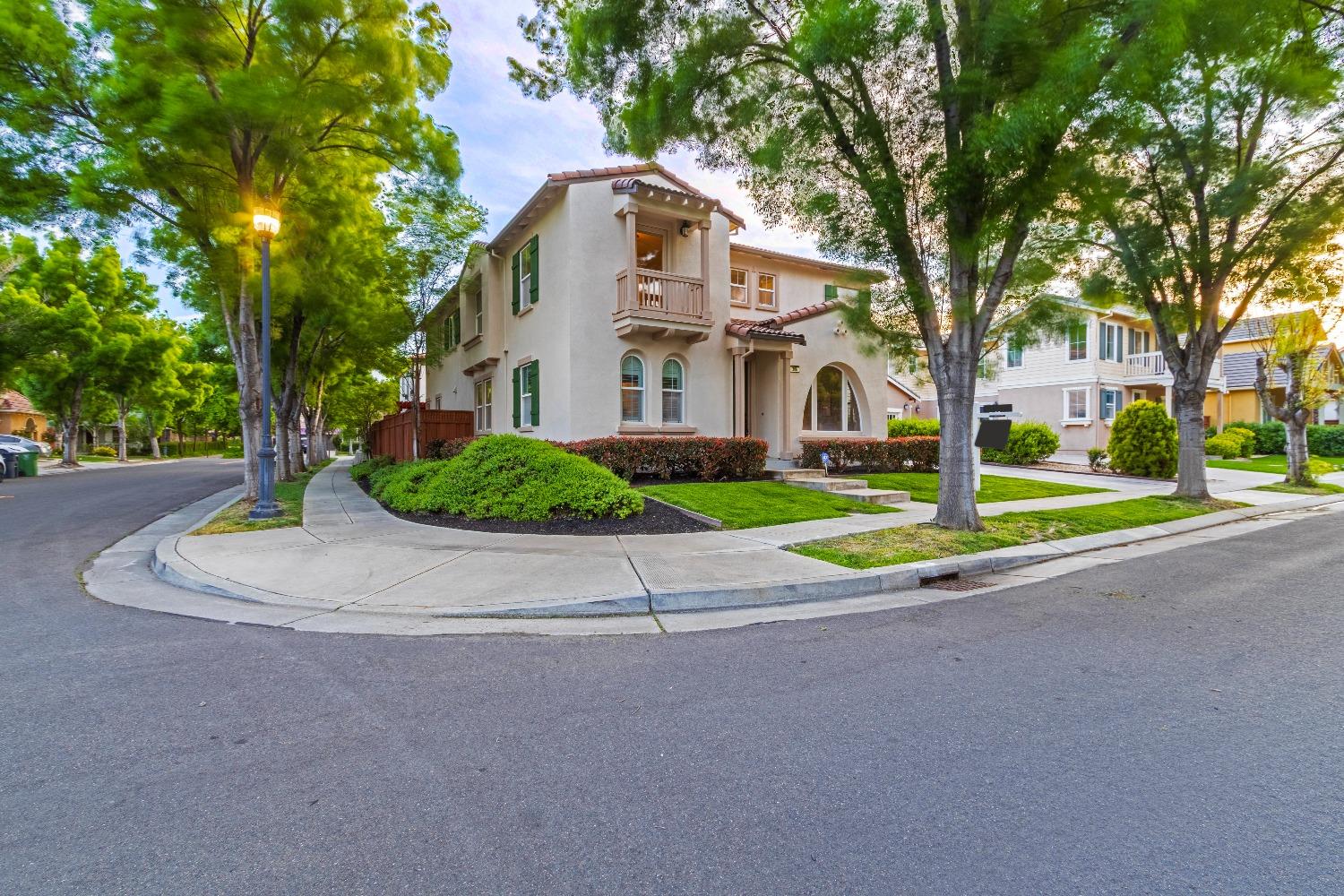 306 W Conejo Avenue