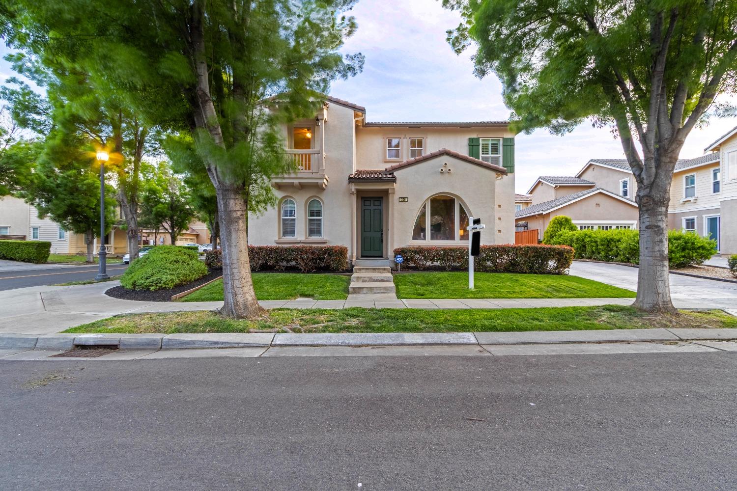 306 W Conejo Avenue