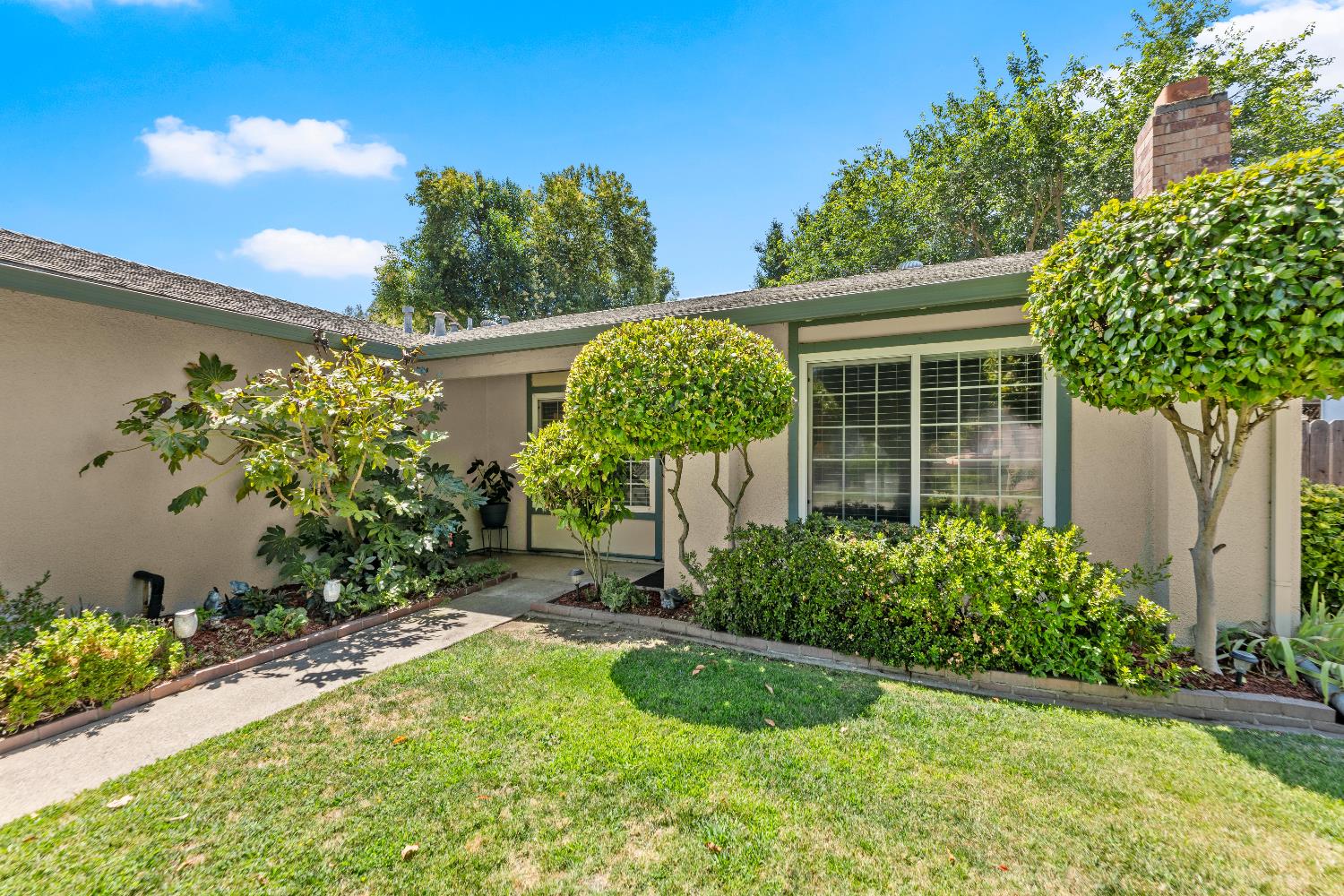 8852 Salmon Falls Drive