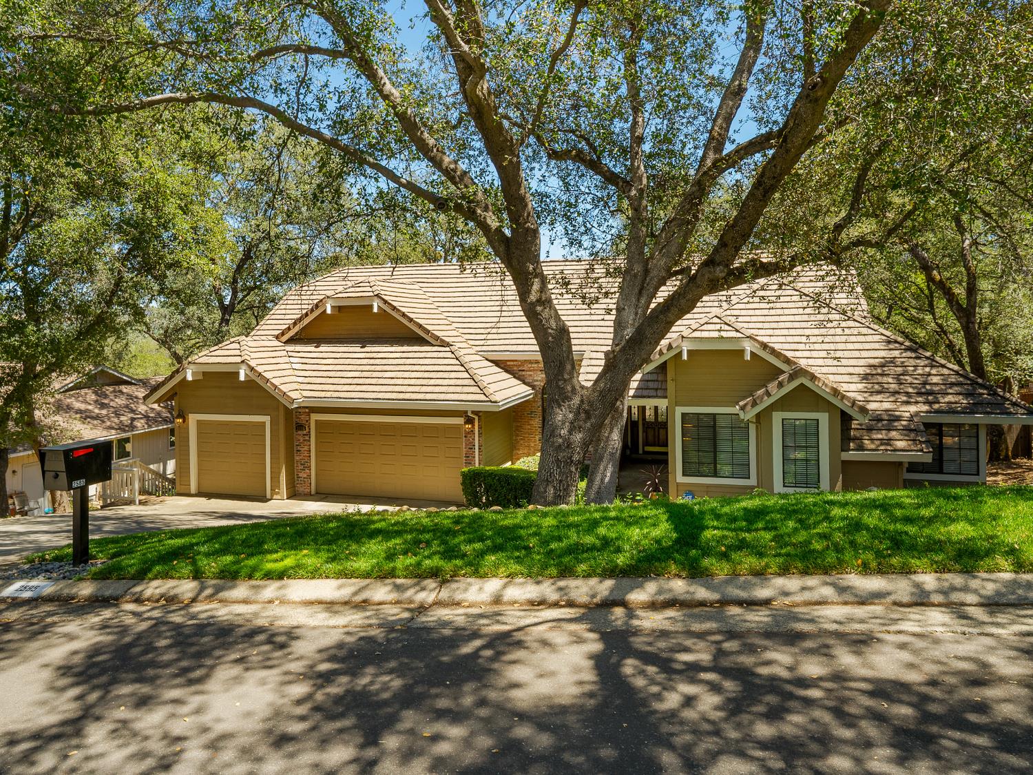 2585 King Richard Drive