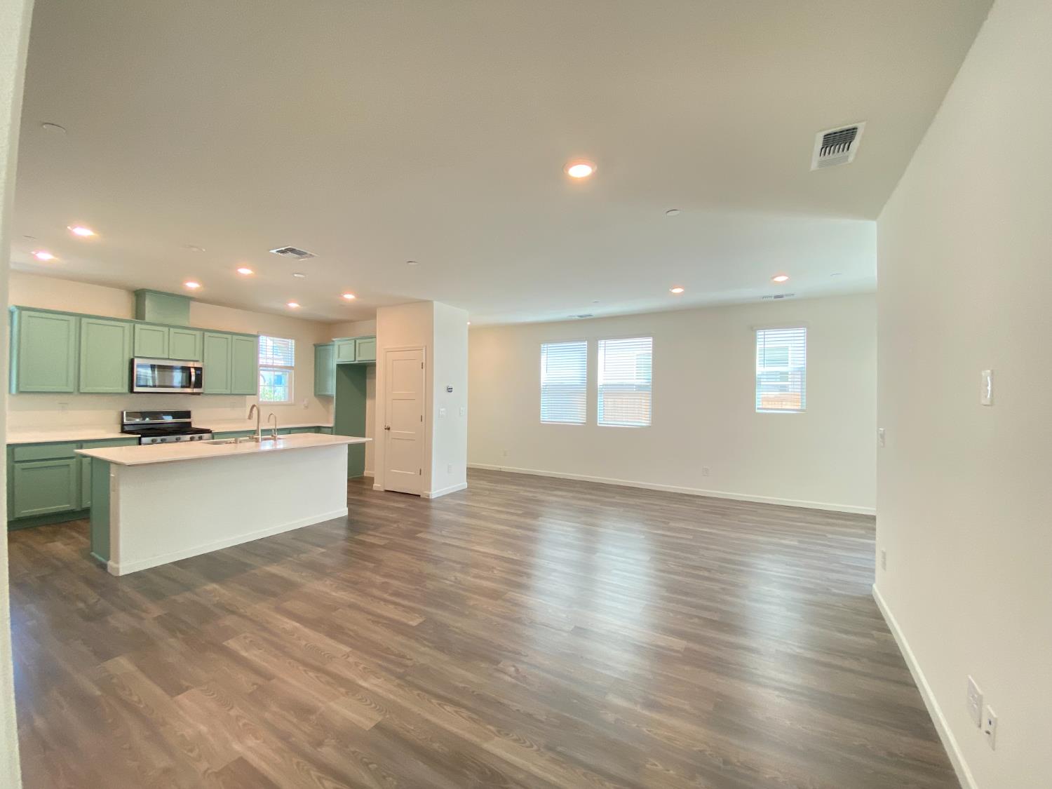 Elk Grove, California 95757, United States, 3 Bedrooms Bedrooms, ,3 BathroomsBathrooms,Residential,Pending,190229