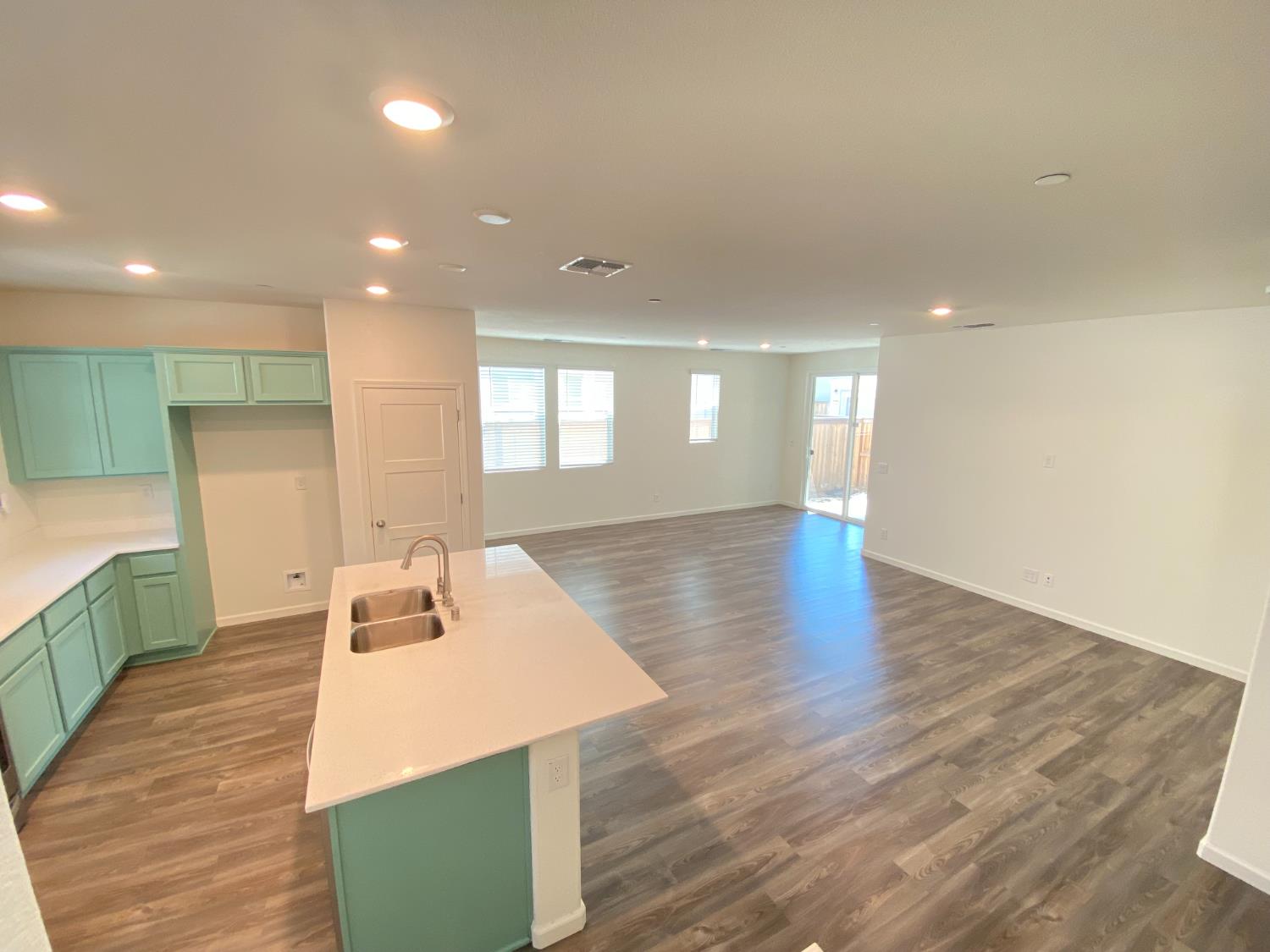 Elk Grove, California 95757, United States, 3 Bedrooms Bedrooms, ,3 BathroomsBathrooms,Residential,Pending,190229