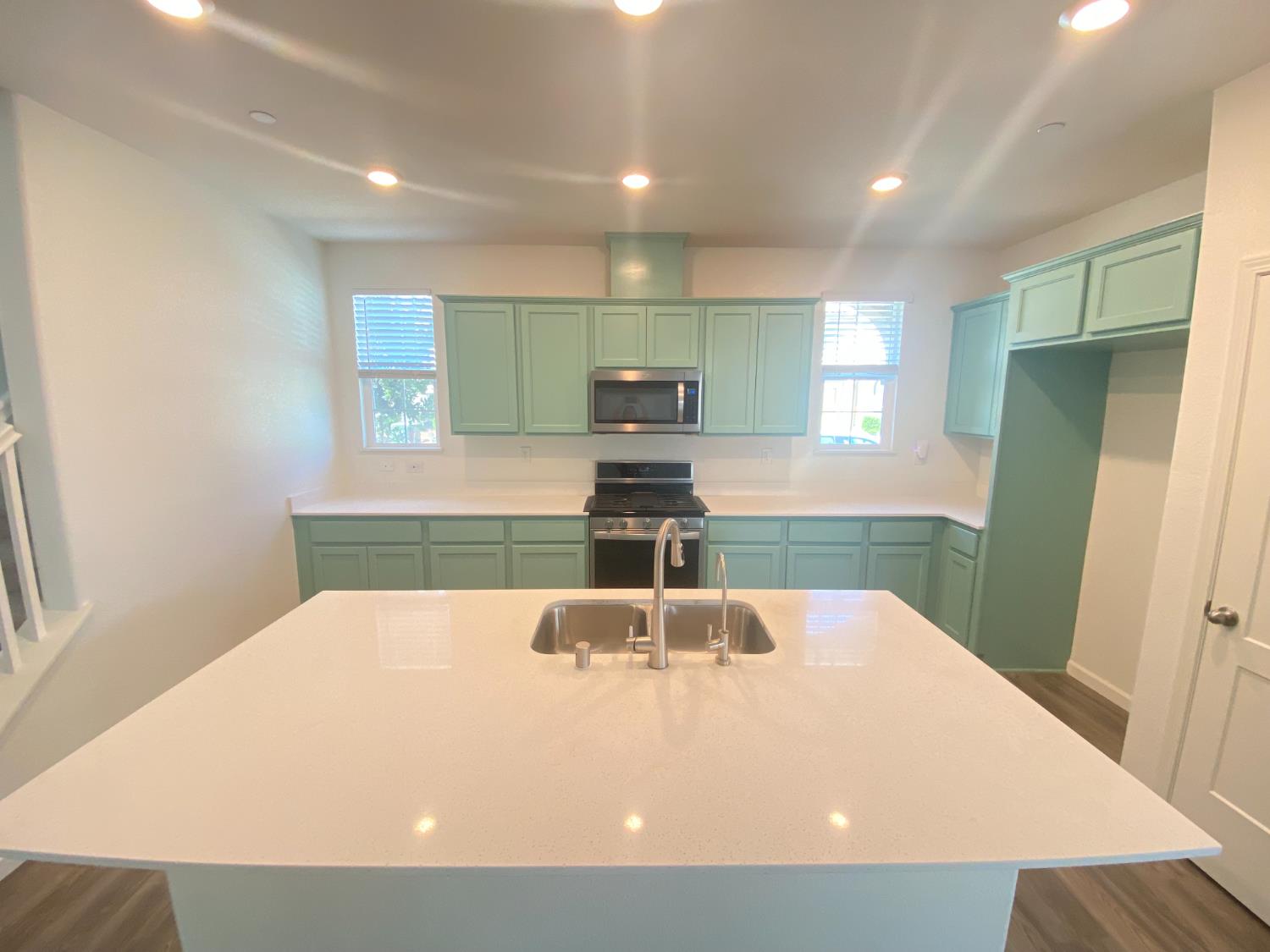 Elk Grove, California 95757, United States, 3 Bedrooms Bedrooms, ,3 BathroomsBathrooms,Residential,Pending,190229