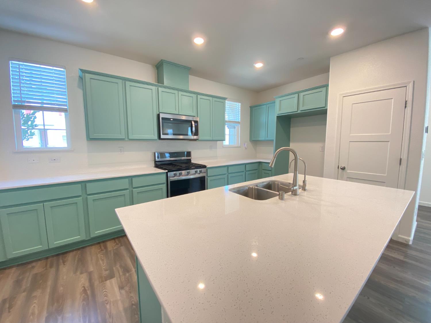 Elk Grove, California 95757, United States, 3 Bedrooms Bedrooms, ,3 BathroomsBathrooms,Residential,Pending,190229