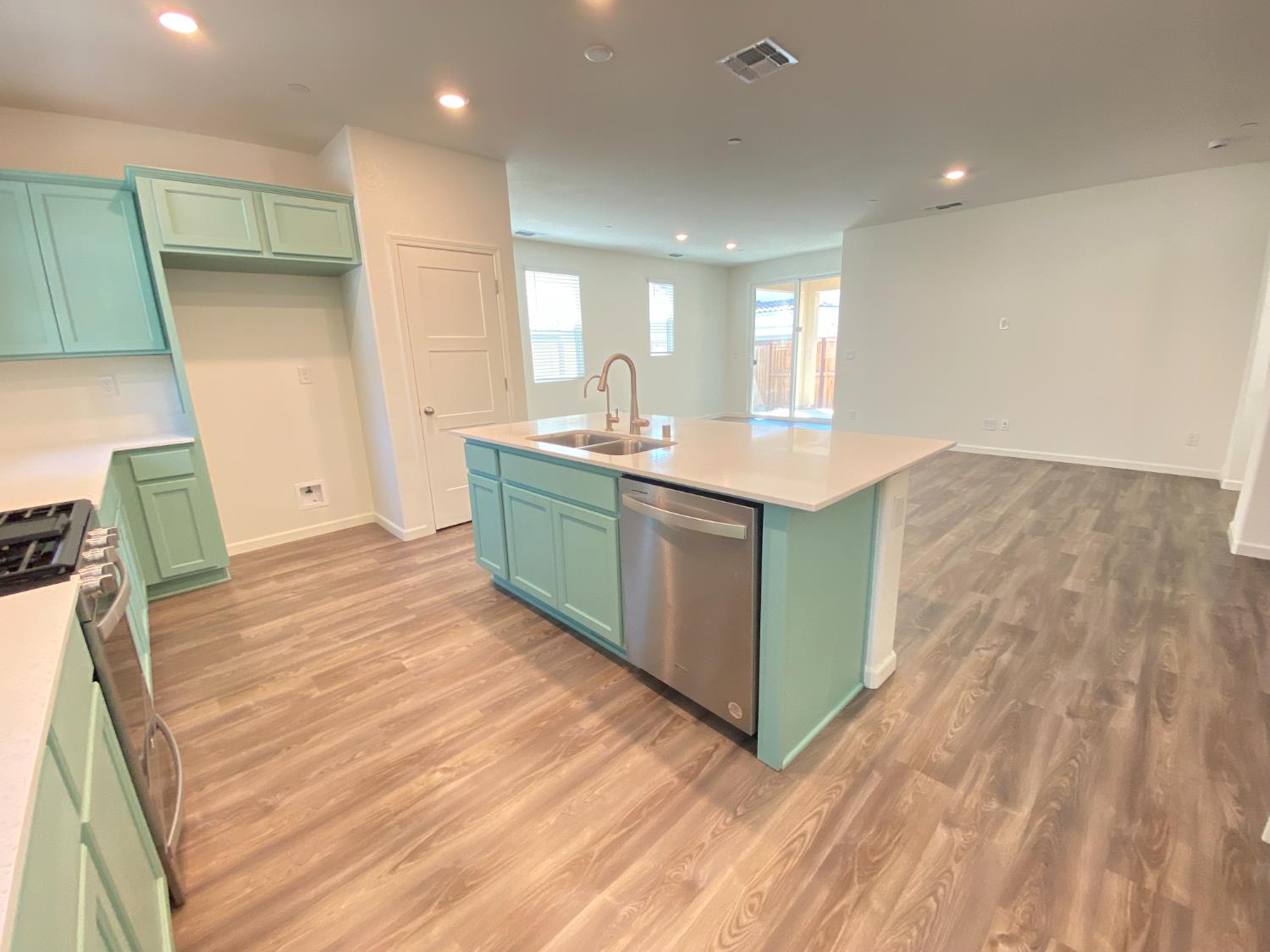 Elk Grove, California 95757, United States, 3 Bedrooms Bedrooms, ,3 BathroomsBathrooms,Residential,Pending,190229