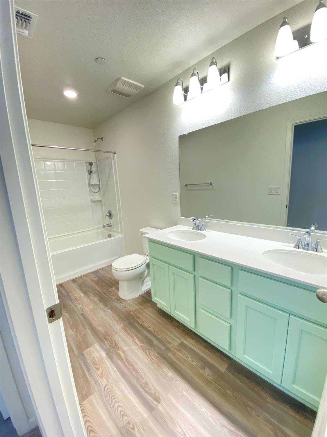 Elk Grove, California 95757, United States, 3 Bedrooms Bedrooms, ,3 BathroomsBathrooms,Residential,Pending,190229